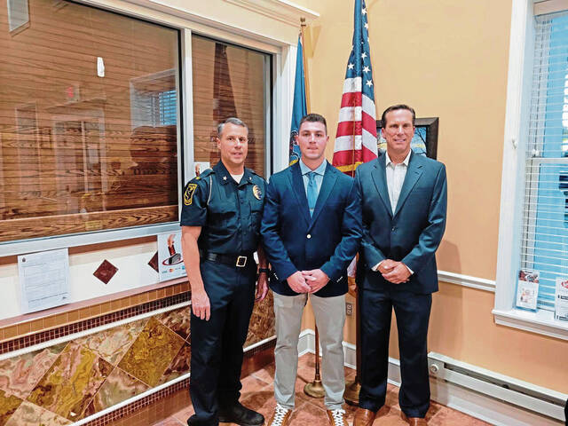 8913048_web1_HER-IndPoliceMoves-100925