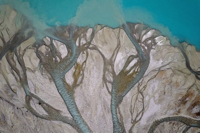 8913851_web1_2025-10-01t071149z_323362254_rc2ekgakimex_rtrmadp_3_climate-change-swiss-glaciers