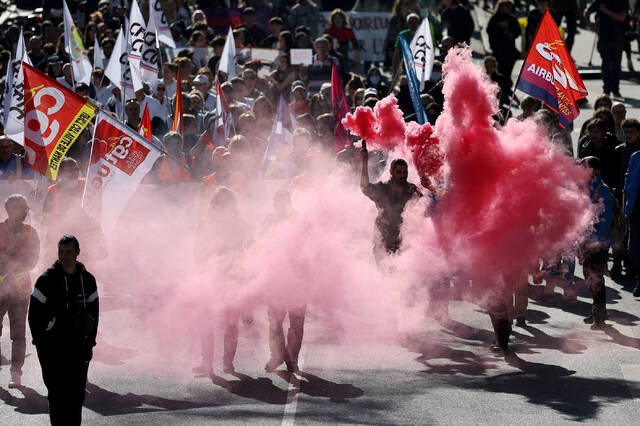 8913869_web1_2025-10-02T102120Z_711957632_RC2L3HAAAFLB_RTRMADP_3_FRANCE-PROTEST