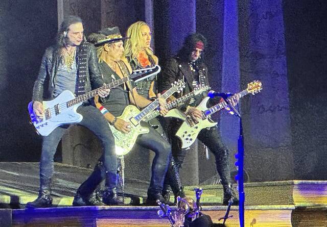 8914104_web1_ptr-AliceCooper2-100225