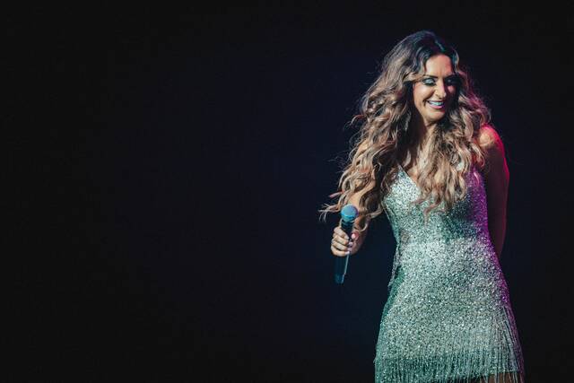 8914699_web1_naj-CaramieloOnStage-100925