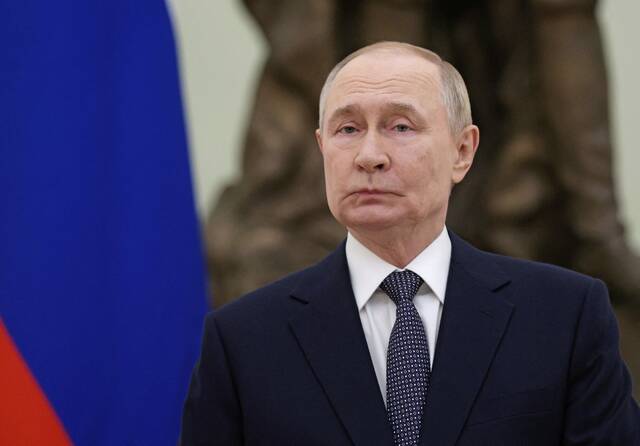 8919000_web1_ptr-Putin-100325