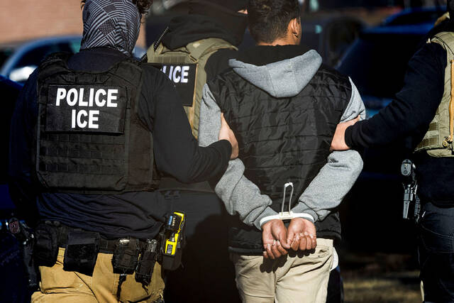 8920621_web1_2025-10-03T021042Z_1_LYNXNPEL9201X_RTROPTP_4_USA-TRUMP-MIGRATION-AURORA