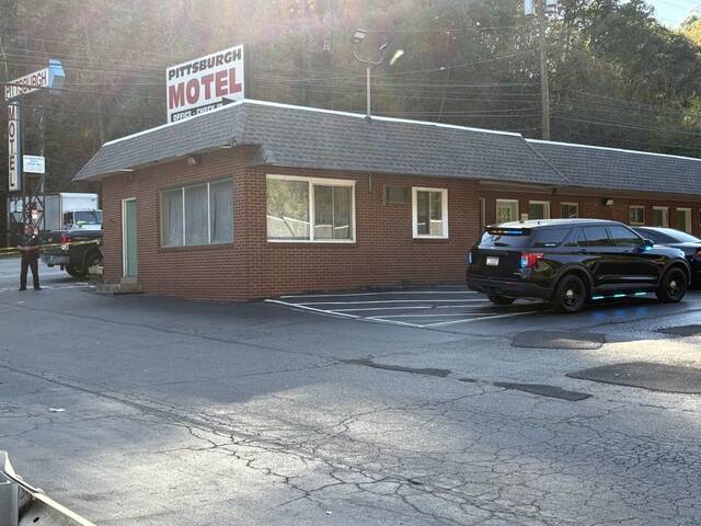 8922054_web1_ptr-pittsburghmotel1-100425