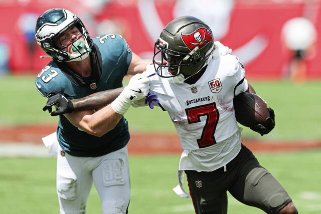 8922363_web1_2025-10-03T160007Z_1759507207_MTZPGELA3KCG7W0_RTRFIPP_3_FOOTBALL-NFL-TB-PHI