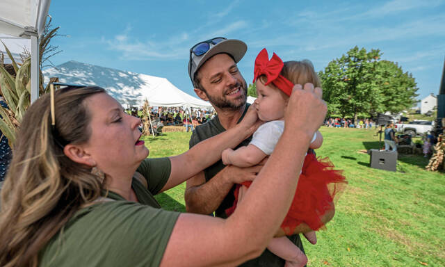 8924617_web1_gtr-AppleArtsFest103-100525