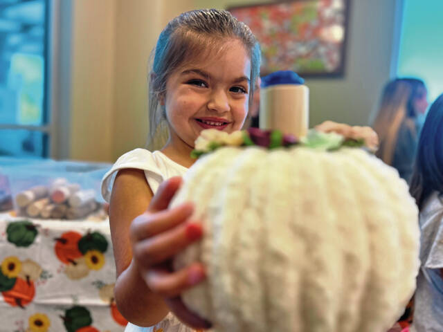 8926359_web1_ptr-whitepumpkin-100625-7
