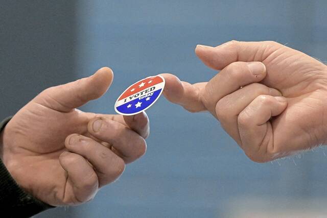 8927559_web1_2025-10-06T101635Z_1_LYNXNPEL950F3_RTROPTP_4_USA-ELECTION-PICTURES