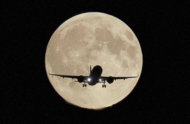 8927909_web1_2025-10-06T191215Z_1077912921_RC2J6HAF65AU_RTRMADP_3_SUPERMOON-BRITAIN
