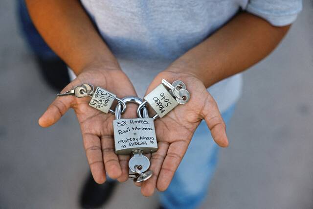 8927909_web1_2025-10-07t021522z_554643457_rc286ha7up02_rtrmadp_3_mexico-usa-migration-padlocks