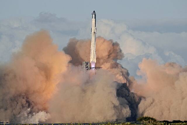 8927926_web1_2025-10-13T235535Z_1723138813_RC2BBHAENCPW_RTRMADP_3_SPACEX-STARSHIP