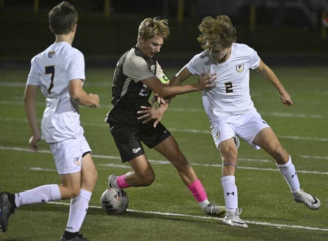 8927934_web1_vnd-HighlandsSoccer06-101525