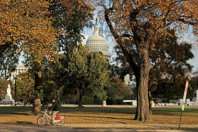 8927950_web1_2025-10-26T233009Z_1119223871_RC2WJHA0MVG5_RTRMADP_3_USA-SHUTDOWN