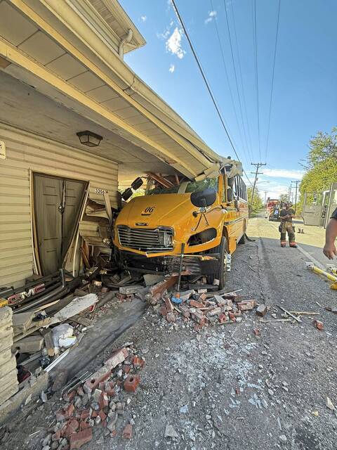 8929123_web1_ptr-forwardbuscrash1