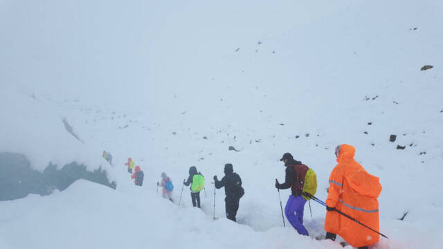 8930246_web1_2025-10-07T033342Z_1_LYNXNPEL96039_RTROPTP_4_ASIA-WEATHER-CHINA-EVEREST