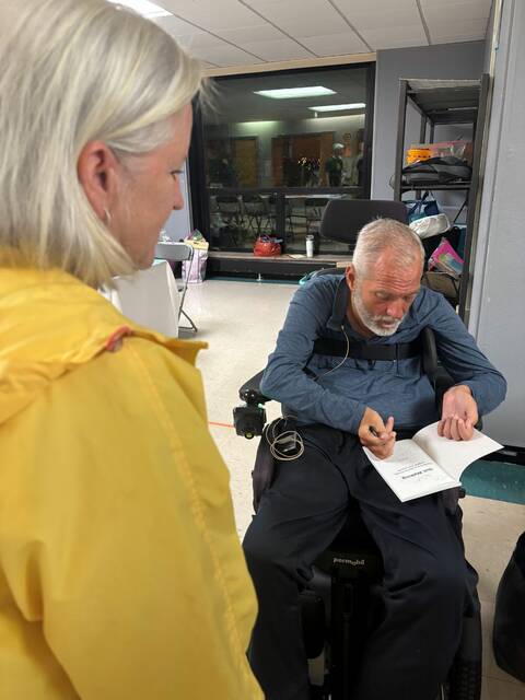 8935198_web1_naj-OliverAutograph-101625