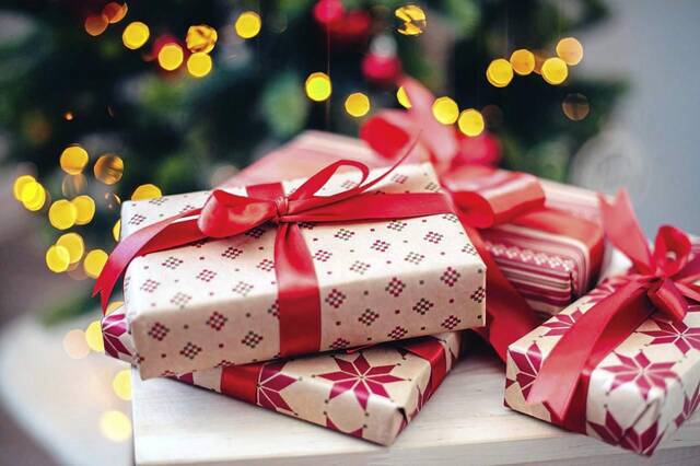 8938793_web1_Christmas-Gifts-2