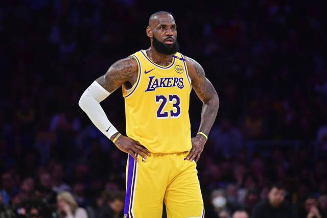 8940755_web1_gtr-LeBron-101025