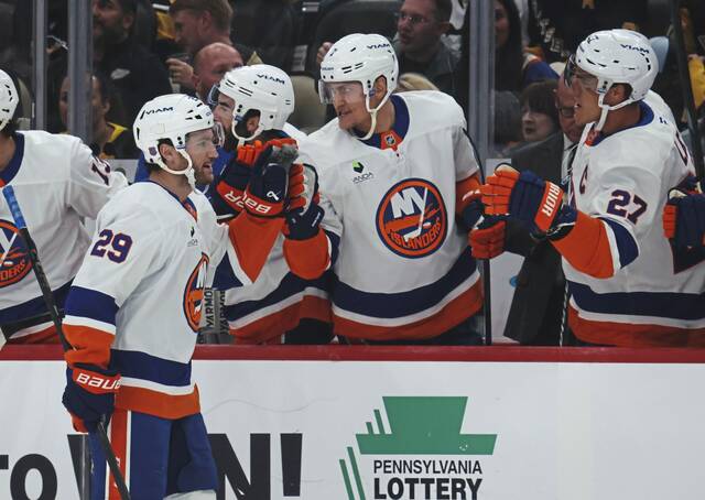 8942816_web1_2025-10-10T001112Z_808723184_MT1USATODAY27284318_RTRMADP_3_NHL-NEW-YORK-ISLANDERS-AT-PITTSBURGH-PENGUINS