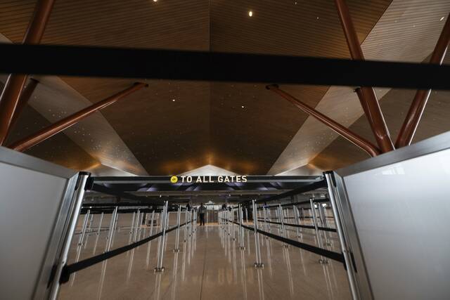 8945058_web1_PTR-AirportTour17-101225
