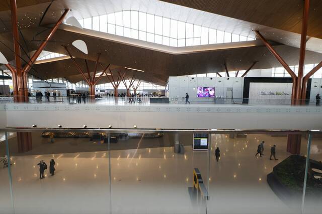 8945058_web1_PTR-AirportTour18-101225