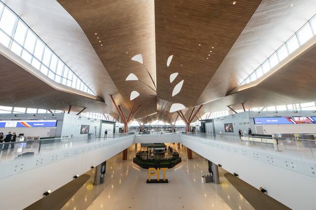 8945058_web1_PTR-AirportTour19-101225