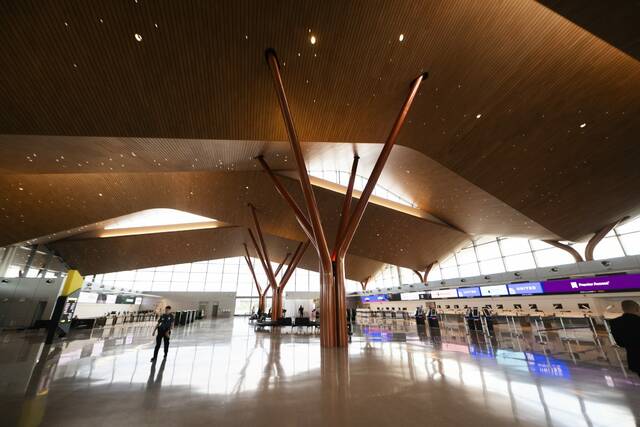 8945058_web1_PTR-AirportTour20-101225