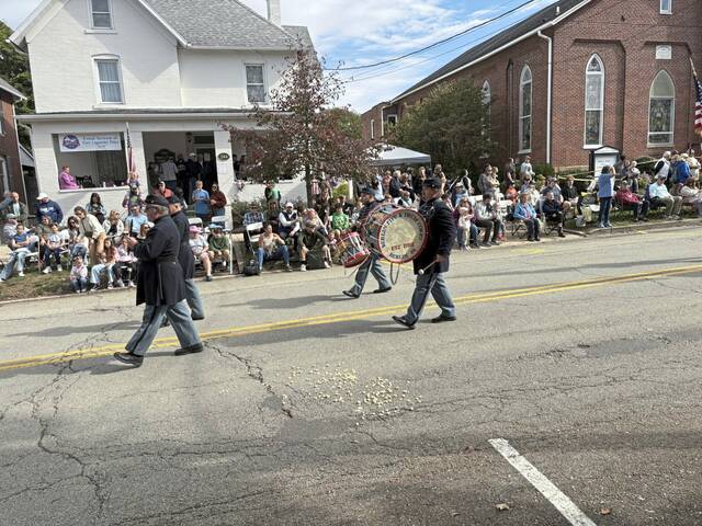 8945220_web1_FtLigonierParade4