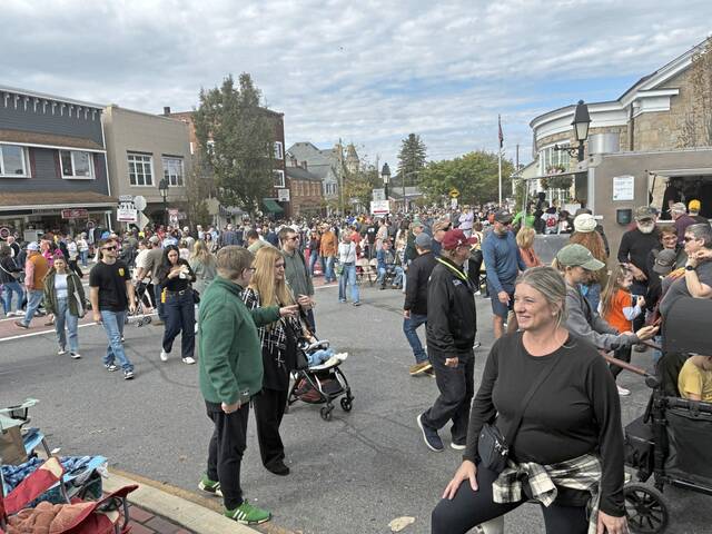 8945220_web1_FtLigonierParade5