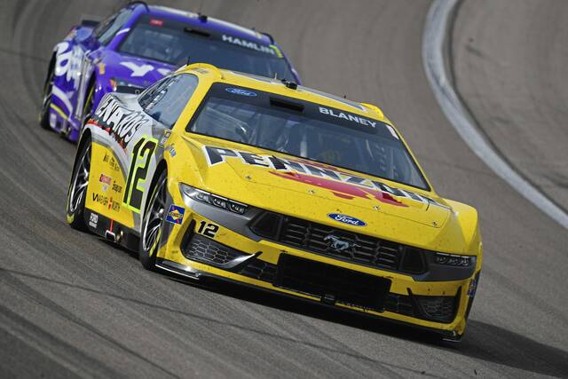 8946039_web1_gtr-logano-101225
