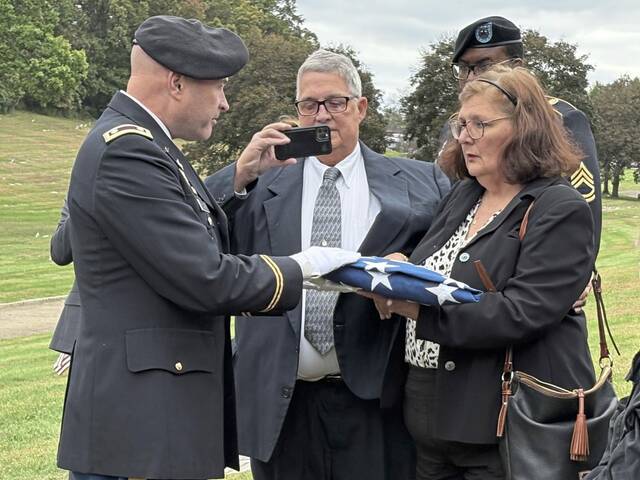 8947346_web1_nhj-eshelmanburial7-101325