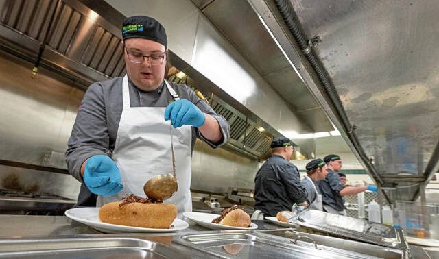 8953830_web1_gtr-culinarystudents100-101525