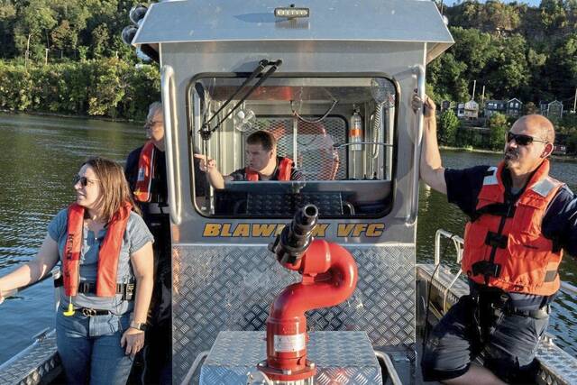 8958547_web1_her-blawboat-102325