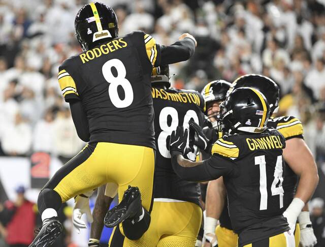 8958630_web1_ptr-SteelersBengals18-101725