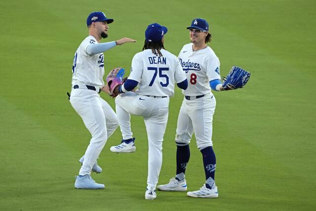 8960946_web1_2025-10-17T011521Z_1035626647_MT1USATODAY27340472_RTRMADP_3_MLB-PLAYOFFS-MILWAUKEE-BREWERS-AT-LOS-ANGELES-DODGERS