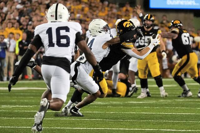8966301_web1_2025-10-19T012308Z_2122094599_MT1USATODAY27364685_RTRMADP_3_IOWA-HAWKEYES-WIDE-RECEIVER-REECE-VANDER-ZEE-15-MAKES-A
