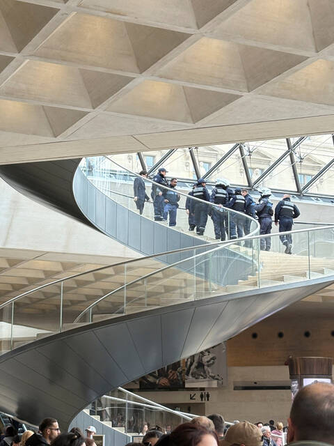 8966924_web1_2025-10-19T150910Z_1899843799_RC2WEHA04LH1_RTRMADP_3_FRANCE-CRIME-LOUVRE