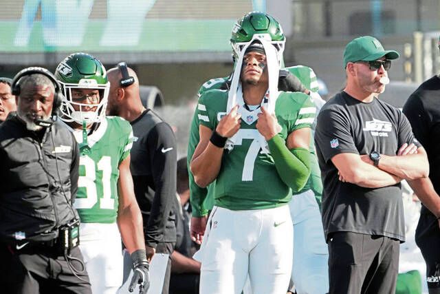 8970272_web1_2025-10-20T153705Z_1760974625_MTZPGELAJEEKVEL_RTRFIPP_3_FOOTBALL-NFL-NYJ-CAR