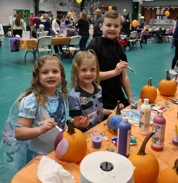 8973152_web1_pumpkin-painting-kids