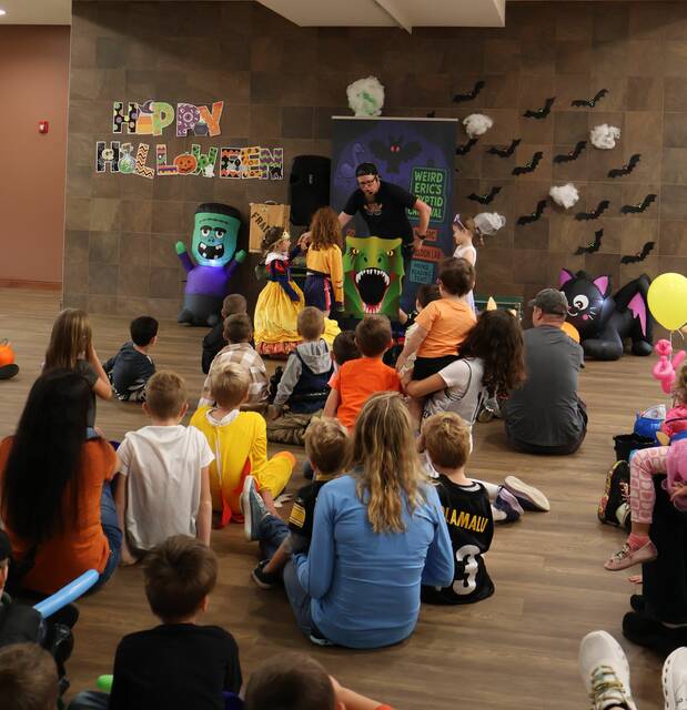 8973152_web1_weird-eric-magic-show