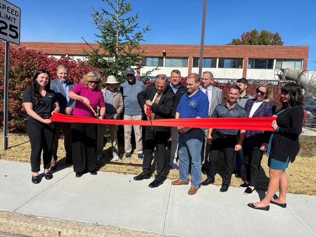 8975919_web1_naj-SidewalkRibbonCut-103025 8975919_web1_naj-SidewalkRibbonCut-103025