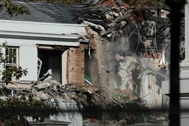 8977146_web1_2025-10-22T201256Z_2_LYNXMPEL9L11I_RTROPTP_4_USA-TRUMP-BALLROOM