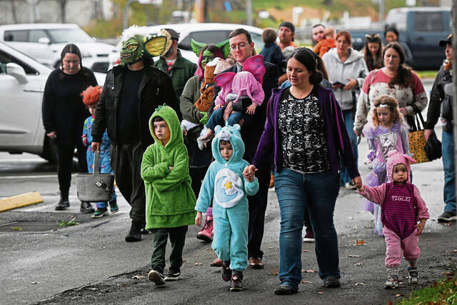 8980110_web1_gtr-lo-GbgTrickOrTreat005-110122