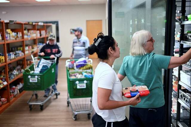 8980446_web1_2025-10-23T152501Z_1_LYNXMPEL9M0UH_RTROPTP_3_USA-SHUTDOWN-HUNGER