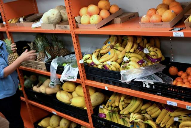 8980446_web1_2025-10-23T164654Z_1_LYNXMPEL9M0X9_RTROPTP_3_USA-SHUTDOWN-HUNGER