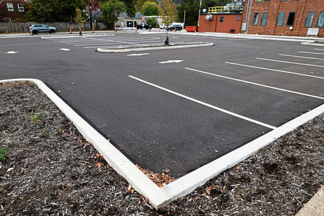 8984698_web1_vnd-OakmontParkingLot-102525