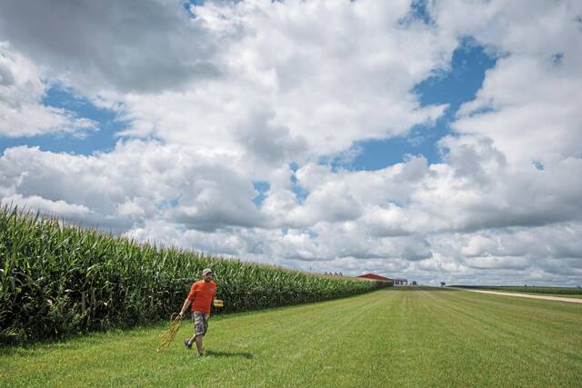 8987497_web1_2025-10-25T102926Z_88312345_RC2I8HABPOJE_RTRMADP_3_USA-TRUMP-IOWA