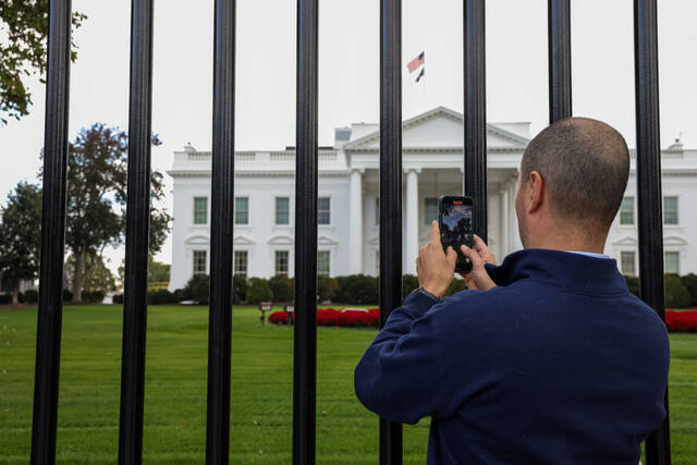 8987532_web1_2025-10-24T215301Z_21269286_RC2KIHAT9BD1_RTRMADP_3_USA-TRUMP-BALLROOM