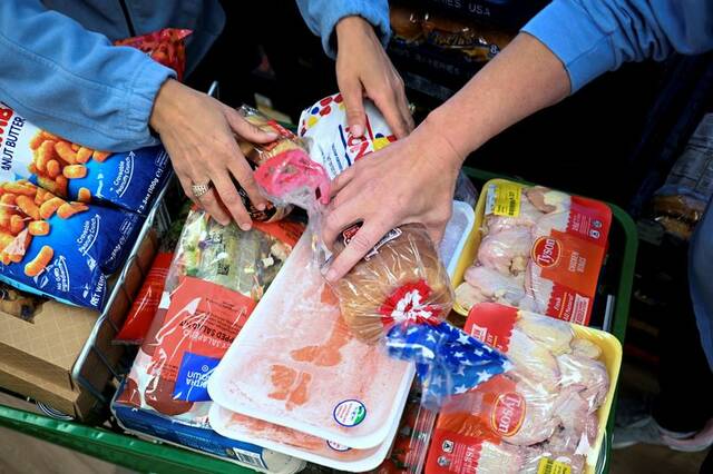 8987562_web1_2025-10-24T133156Z_1_LYNXMPEL9N0P6_RTROPTP_3_USA-SHUTDOWN-HUNGER