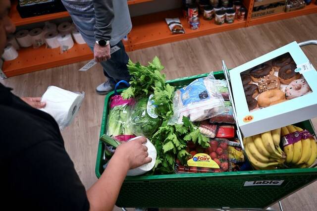 8987562_web1_2025-10-24T133156Z_1_LYNXMPEL9N0P7_RTROPTP_3_USA-SHUTDOWN-HUNGER